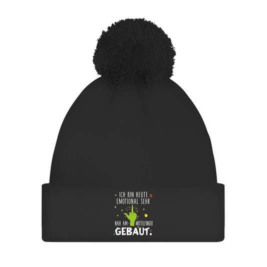 Emotional sehr nah am Mittelfinger | Bommelmütze